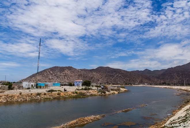 Không hổ danh là nơi có khí hậu khô nóng và khắc nghiệt bậc nhất Việt Nam, Ninh Thuận lúc nào cũng tràn đầy ánh nắng và cái nóng tê người.