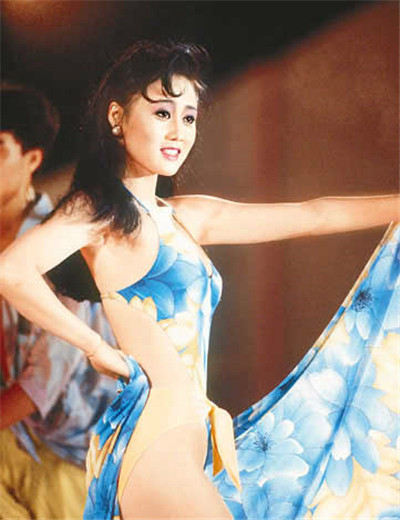 Nhận thức được nhan sắc trời cho cùng khả năng ca múa giúp Lợi Trí mạnh dạn đăng ký. Ngay phần thi chụp ảnh mộc cô đã được các giám khảo đánh giá cao giúp Lợi Trí thêm tự tin về khả năng nghệ thuật tiềm tàng trong con người mình. Nghĩ là làm, Lợi Trí bay về Hong Kong tham dự cuộc thi Hoa hậu châu Á. Thế nhưng ở vòng sơ tuyển vì vội vàng và do phong cách thời trang tùy tiện từ khi ở Mỹ, Lợi Trí chỉ mặc áo sơ mi cùng quần jeans nên không phù hợp với yêu cầu của cuộc thi.