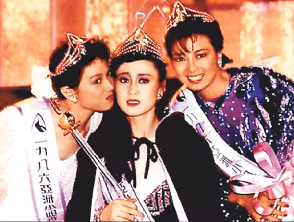 Người đẹp quyết định mời một stylist riêng giúp cô thay đổi hình ảnh lẫn ăn mặc cho phù hợp với thời trang trong nước. Nhờ chuẩn bị tỉ mỉ giúp Lợi Trí vượt qua 2.000 người đẹp khác lọt vào vòng chung kết. Với gương mặt trái xoan, khuôn miệng trái anh đào cùng cặp mày ngài mắt phượng và số đo 3 vòng nổi bật 91-56-91cm giúp Lợi Trí giành vương miện hoa hậu kèm số tiền thưởng 1,2 triệu HKD (3,4 tỉ đồng) trước sự sửng sốt của đông đảo công chúng Hong Kong.