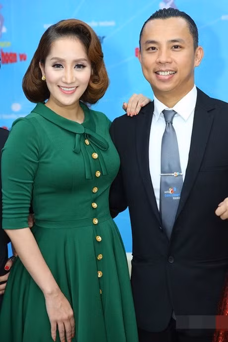  Chí Anh sinh năm 1978 là một trong những kiện tướng dancesport nổi tiếng và… đào hoa. Anh có mỗi tình kéo dài 10 năm với người bạn nhảy Khánh Thi. Họ từng bên nhau mọi chặng đường của dancesport nhưng sau đó đường ai nấy đi.