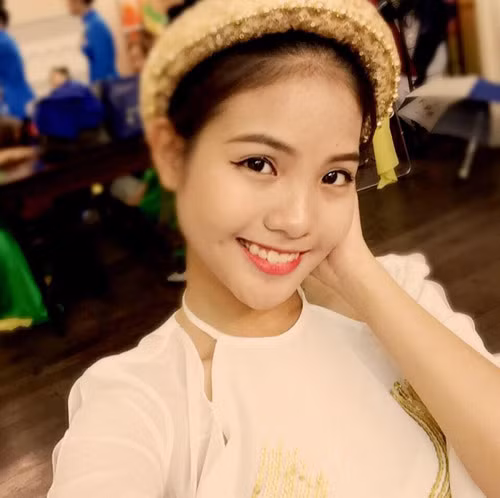 Nhan sắc vợ mới cưới của Chí Anh được so sánh như một hot girl bởi nụ cười tươi tắn, vóc dáng thanh mảnh, khuôn mặt ưa nhìn.