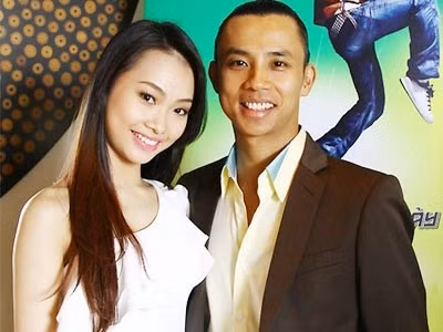 Một thời gian sau đó, nhiều người bắt gặp Chí Anh tay trong tay với Nhã Khanh – cô bạn gái và cũng là học trò kém anh 17 tuổi.