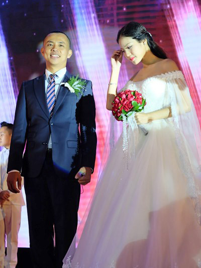 Ngày 10/9 vừa qua, Chí Anh chính thức lên xe hoa với cô dâu kém 20 tuổi tên là Khánh Linh.