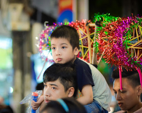 Các em nhỏ theo bố mẹ xuống phố vui chơi trung thu sớm.