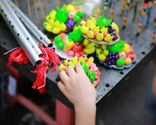 Rất nhiều em nhỏ được cha mẹ mua tặng một sản phẩm tò he truyền thống.