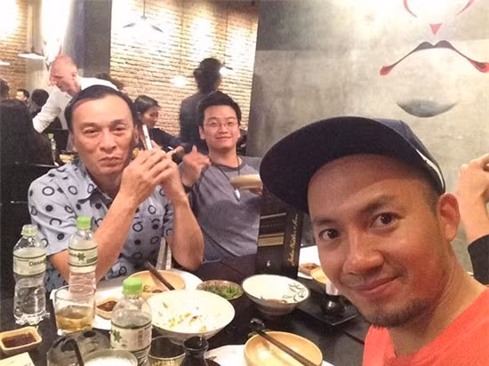 Tiến Đạt đi ăn cùng bố của Tiêu Châu Như Quỳnh. (Ảnh: Facebook)