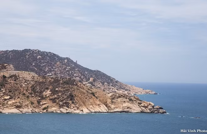 Phía xa là hải đăng mũi Dinh, hoa tiêu trên biển cho thuyền bè qua lại trong khu vực này.