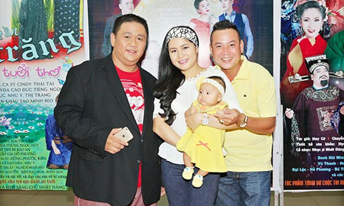 Gia đình Quyền Lộc và Minh Béo tại sân khấu Sao Minh Béo. Ảnh: NVCC