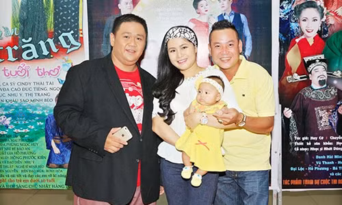 Gia đình Quyền Lộc và Minh Béo tại sân khấu Sao Minh Béo. Ảnh: NVCC