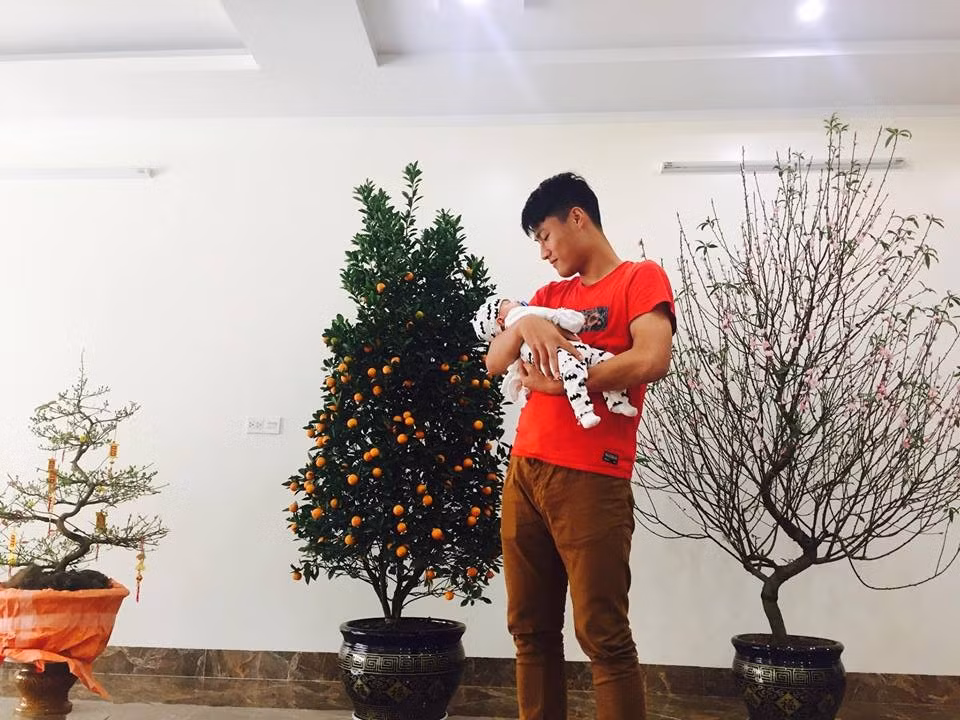 Hôm qua, 6/2, nhân dịp sinh nhật bà xã Kỳ Hân, tiền đạo Mạc Hồng Quân đăng lại bức ảnh cưới để chúc mừng sinh nhật bà xã. Chân sút gốc Hải Dương viết: "Chúc mừng sinh nhật vợ thúi nha. Sinh nhật lần thứ hai bên nhau. Mỗi tội, quà bị kẹt đâu đó trên không trung. Yêu mẹ cu Tỏi lắm". Cách đây không lâu, Mạc Hồng Quân chia sẻ trên trang cá nhân hình ảnh vợ và con trai nhân chuyến về thăm họ hàng những ngày đầu năm. Trong ảnh, người mẫu Kỳ Hân cười rạng rỡ trong bộ trang phục phom rộng để giấu vóc dáng tròn trịa sau khi sinh. Tuyển thủ cũng chia sẻ những bức ảnh tạo dáng cùng bà xã. Anh bày tỏ niềm hạnh phúc khi đón cái Tết đầu tiên cùng vợ và con trai trong tổ ấm mới. Nhiều bạn bè, khán giả vào chúc mừng hạnh phúc của đôi vợ chồng trẻ.