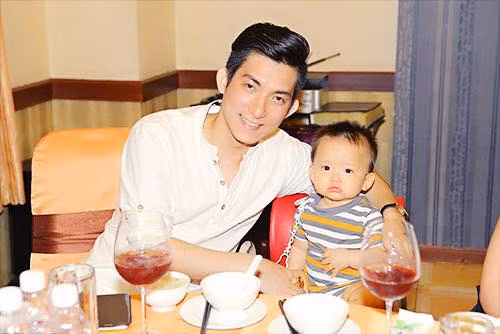 Ông xã Bảo Duy của Phi Thanh Vân rất hạnh phúc khi lên chức bố. Anh luôn giúp đỡ vợ chăm con và quản lý việc nhà, kinh doanh.