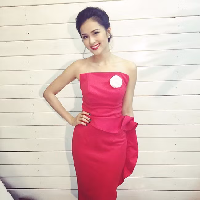 Dù không công khai chuyện tình cảm song cả Hạ Vi lẫn Quốc Cường đều đăng những bức ảnh giống nhau ngầm khẳng định họ là một cặp đôi.