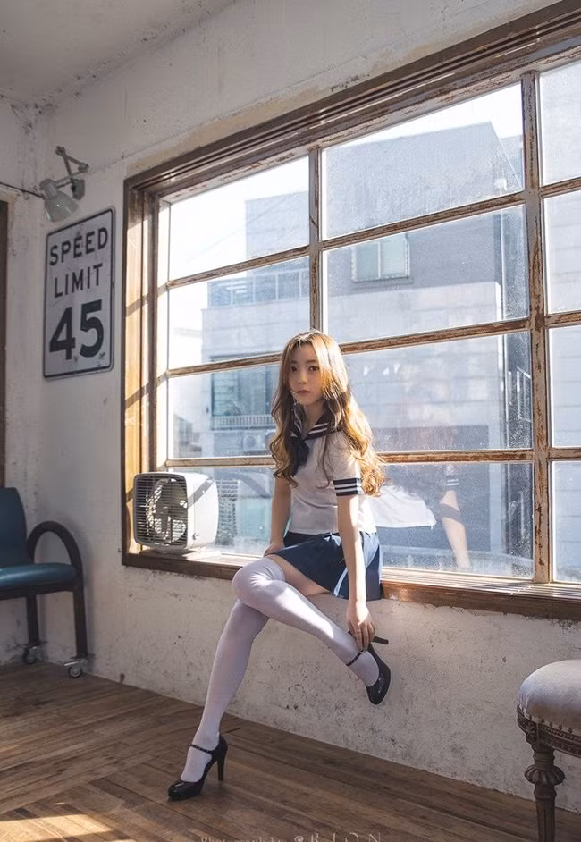 Park Ji Hyun, có nickname trên mạng xã hội là Inner, sinh ngày 6/3/1991. Tuy nhiên cũng có thông tin cho rằng, Ji Huyn thực chất sinh ngày 4/5/1989 và mỹ nữ đồng phục Hàn Quốc đã khai man tuổi của mình.