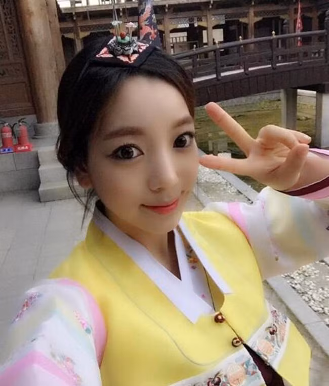Ji Huyn xinh đẹp trong trang phục truyền thống Hàn Quốc.