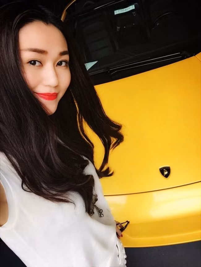 Trong năm vừa qua, chân dài Khánh My cũng liên tục bị nghi là "nổ". Cô từng khẳng định hồi đầu năm là sau 6 tháng sẽ "tậu" siêu xe Lamborghini về Việt Nam nhưng tới nay vẫn chưa thấy bóng dáng chiếc xe này. Trước tin đồn chụp chung với chiếc Lamborghini trưng bày ở quận 7, TP.HCM, phía quản lý của cô khẳng định, ở thời điểm chân dài này đăng ảnh, không có bất cứ chiếc xe nào trong showroom tương tự ở Sài Gòn.