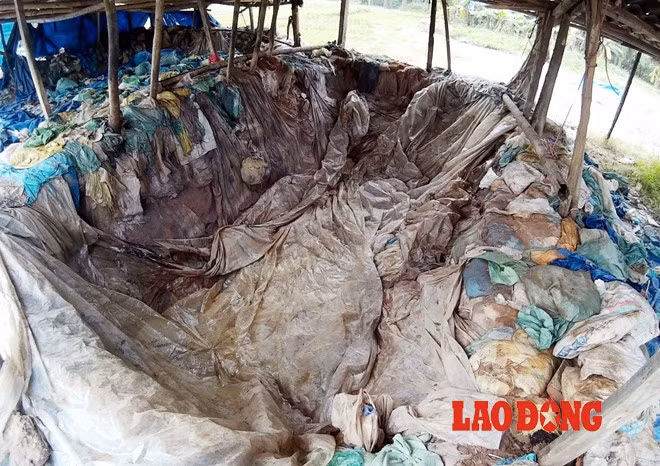 Để làm mứt, ô mai một số người dân thuộc địa bàn phường Đồng Mai (Hà Đông, Hà Nội) đào hố sâu khoảng 3-5m, rộng 2-3m, dựng vài cái cột gỗ để lợp vài tấm phibro xi măng che nắng, đậy mưa năm này qua năm khác.