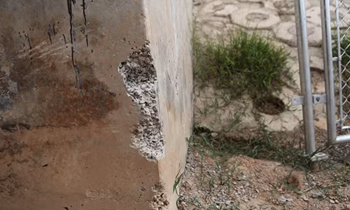 Bê tông hần chui cao tốc Hà Nội - Hải Phòng bong tróc như "kẹo lạc không đường".