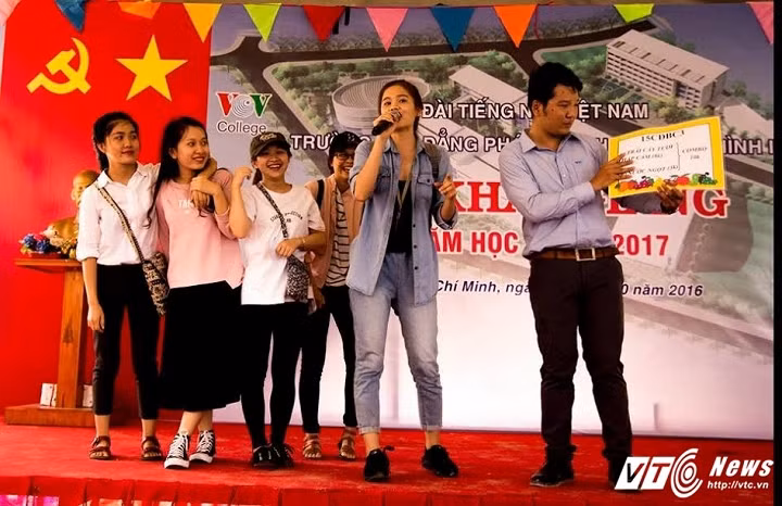 “Ngoài việc học ở trường, mình cũng có đi làm thêm để lấy kinh nghiệm thực tế cho bản thân. Trước đây mình từng làm phục vụ nhà hàng, đôi khi cũng nhận làm PG cho một số event, làm MC cho một vài chương trình và làm mẫu ảnh cho một số shop thời trang. Nhưng hiện tại do tập trung cho việc học, nên mình đã nghỉ việc làm thêm, chỉ thỉnh thoảng nhận làm mẫu ảnh”, Phúc Anh cho biết.