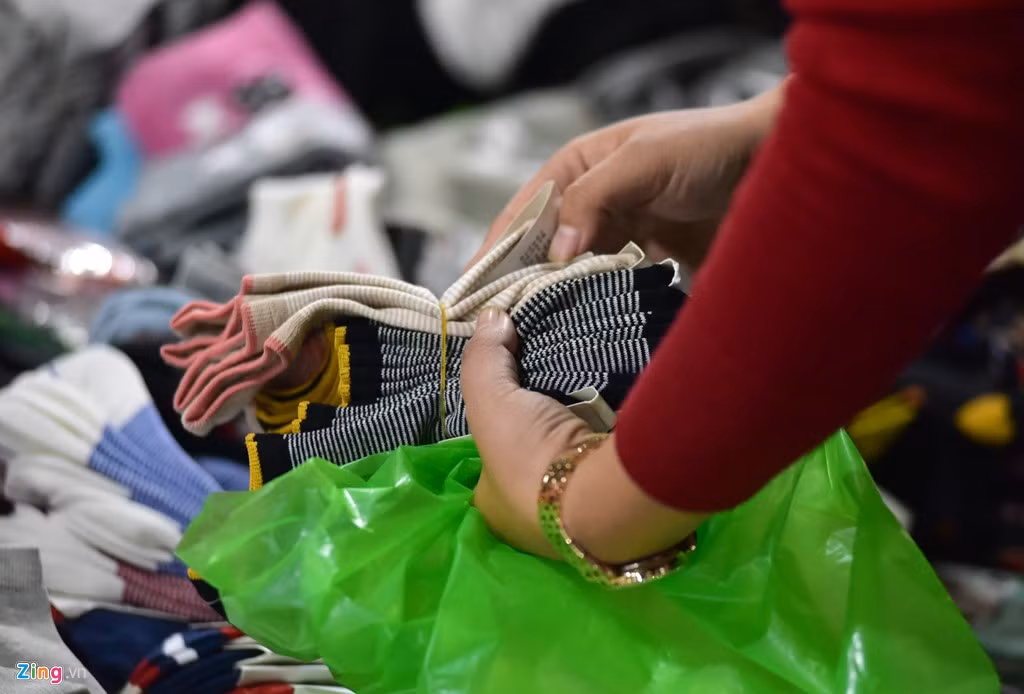 Còn tất chân có giá siêu rẻ, chỉ 5.000 đồng/đôi.