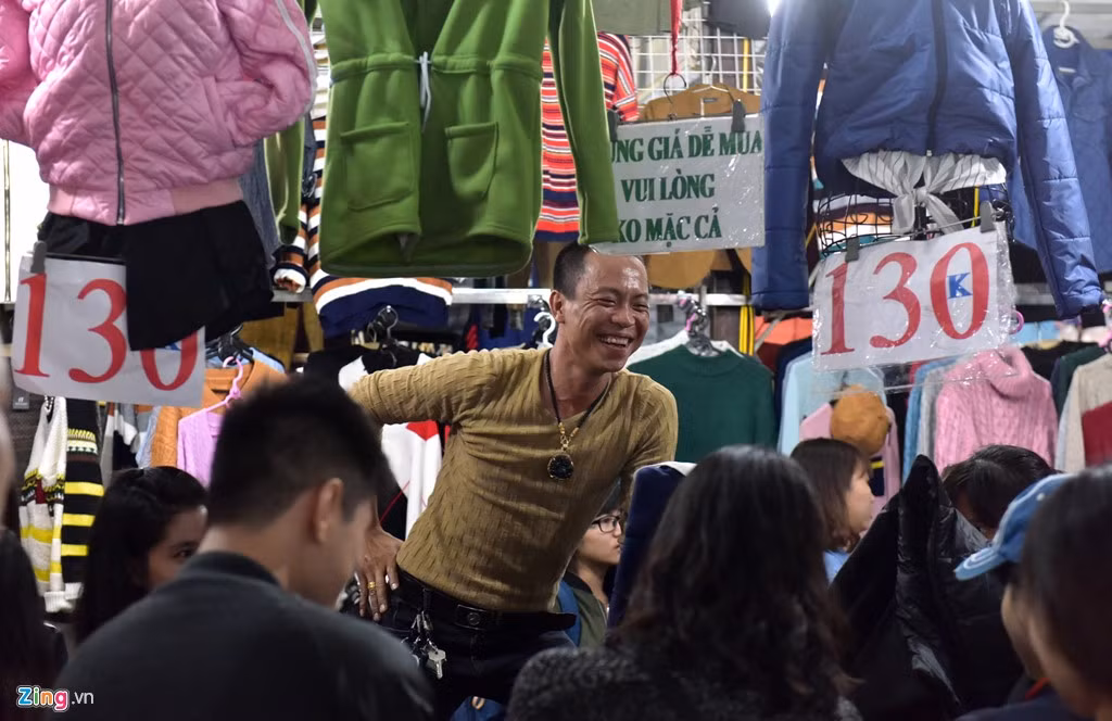 Anh Nam, chủ một cửa hàng cho biết lượng người mua tăng mạnh so với mọi khi. Chỉ một buổi tối mà người nhà anh phải chạy lấy hàng mấy lần mới đủ phục vụ nhu cầu.