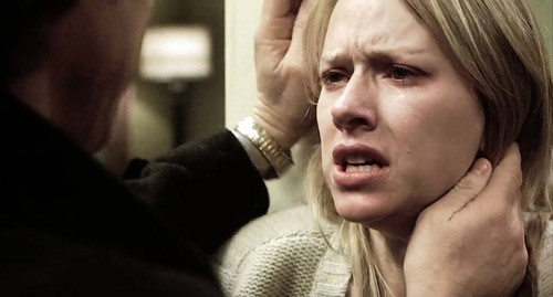 21 Grams (2003) Dựa trên một câu chuyện có thật, vào các năm đầu của thế kỷ 20, một tác phẩm tâm lý nặng nề nhưng ngập tràn tình cảm của Naomi Watts. Tuy không mang chủ ý hù dọa người xem, nhưng thí nghiệm cân ký linh hồn trong phim cũng đủ làm khán giả e sợ trước sự trả giá nặng nề cho những công trình khoa học. Vai người vợ, người mẹ mất đi tất cả đã mang về đề cử Oscar đầu tiên cho Naomi Watts ở hạng mục “Nữ Diễn Viên Chính Xuất Sắc Nhất”.