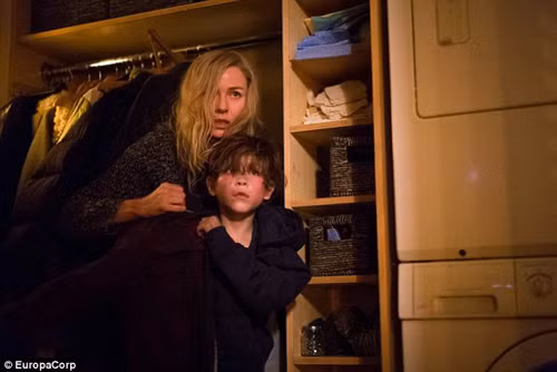 Giam Cầm Quỷ Dữ (tựa gốc: Shut In) (2016) Shut In đánh dấu sự trở lại của Naomi Watts trong dòng phim kinh dị hiện đại. Trong cuộc tái ngộ với các thế lực từ thế giới bên kia, “nữ hoàng phim kinh dị” hứa hẹn sẽ đưa người xem vào cuộc vờn bắt từ từ của nỗi sợ hãi cho đến tận cùng khóc thét trong rạp. Naomi Watts vào vai một góa phụ trẻ làm nghề bác sĩ tâm lý sống biệt lập ở vùng nông thôn New England. Khi Tom (Jacob Tremblay thủ vai), một bệnh nhân nhí được cô điều trị bị mất tích và được cho là đã chết, kéo theo đó là một loạt những hiện tượng bí ẩn mang đầy mùi chết chóc ập đến, đảo lộn cũng như đe dọa cuộc sống vốn đã rất éo le của Mary cùng cậu con trai bại liệt.