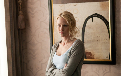 Dream House (2011) Dream House – tưởng chừng là một tựa phim ngọt ngào cho một phim lãng mạn, nhưng khi có sự xuất hiện của Naomi Watts trong vai chính, đây lại là tác phẩm về vụ án giết chóc kinh hoàng chứa đầy sự ma mị đến lạnh xương sống. Bên cạnh Naomi Watts, Dream House còn có sự góp mặt của cặp vợ chồng ngôi sao Daniel Craig và Rachel Weisz.