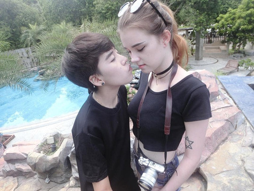 Cặp đôi dính lấy nhau như hình với bóng và thường xuyên selfie thân mật.