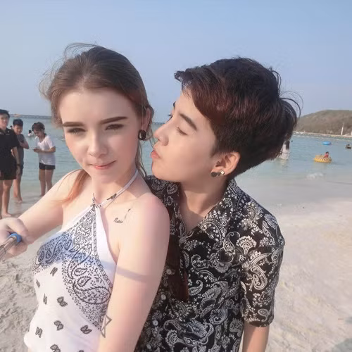 Thế nhưng, một sự thật khác được tiết lộ, khiến cánh mày râu phải tiếc nuối: nữ thần Thái Lan đã có người yêu, hơn thế, “một nửa” của cô lại là… con gái.