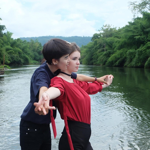 Không chỉ quan tâm đến nhan sắc và hình thể hơn người của nữ thần Thái Lan, dân mạng còn tìm hiểu đời tư cá nhân của cô nàng. Một số hình ảnh quá khứ của Jessie Vard bị “đào mộ” khiến dân tình “ngã ngửa” về nhan sắc trước khi “tu sửa” của cô.