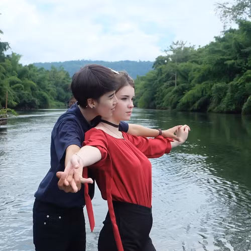 Không chỉ quan tâm đến nhan sắc và hình thể hơn người của nữ thần Thái Lan, dân mạng còn tìm hiểu đời tư cá nhân của cô nàng. Một số hình ảnh quá khứ của Jessie Vard bị “đào mộ” khiến dân tình “ngã ngửa” về nhan sắc trước khi “tu sửa” của cô.