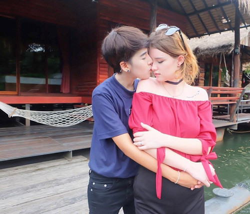 Hình ảnh quyến rũ và bốc lửa của nữ thần dao kéo Thái Lan Jessie Vard được chia sẻ rộng rãi khắp các trang mạng xã hội. Lượt theo dõi trên Facebook và Instagram của cô gái 17 tuổi cũng tăng “chóng mặt” (hơn 200.000 lượt theo dõi trên Facebook và hơn 100.000 lượt trên Instagram).