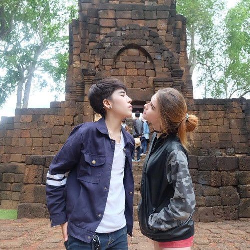 Trên trang cá nhân, Jessie Vard đăng tải hàng loạt hình ảnh tình tứ với người tình đồng tính của mình.