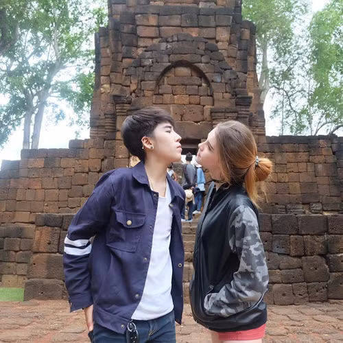 Trên trang cá nhân, Jessie Vard đăng tải hàng loạt hình ảnh tình tứ với người tình đồng tính của mình.