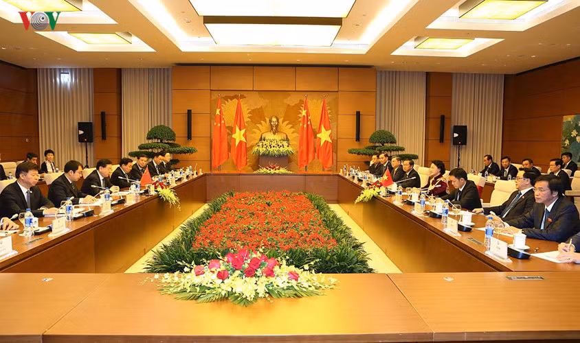 Ngay sau Lễ đón, Chủ tịch Quốc hội Nguyễn Thị Kim Ngân đã dẫn đầu Đoàn đại biểu cấp cao nước ta Hội đàm với Đoàn đại biểu cấp cao Đảng, Nhà nước Trung Quốc do Ủy viên Thường vụ Bộ Chính trị, Ủy viên trưởng Ủy ban Thường vụ Đại hội Đại biểu Nhân dân Toàn quốc Trung Quốc Trương Đức Giang dẫn đầu.