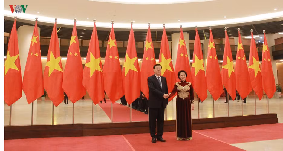 Đây cũng là chuyến thăm Việt Nam đầu tiên của lãnh đạo Đảng, Nhà nước và Nhân đại Trung Quốc sau Đại hội Đảng toàn quốc lần thứ XII và sau cuộc bầu cử Quốc hội khóa XIV của Việt Nam. Chuyến thăm được thực hiện ngay sau chuyến thăm chính thức Trung Quốc thành công tốt đẹp của Thủ tướng Chính phủ Nguyễn Xuân Phúc.