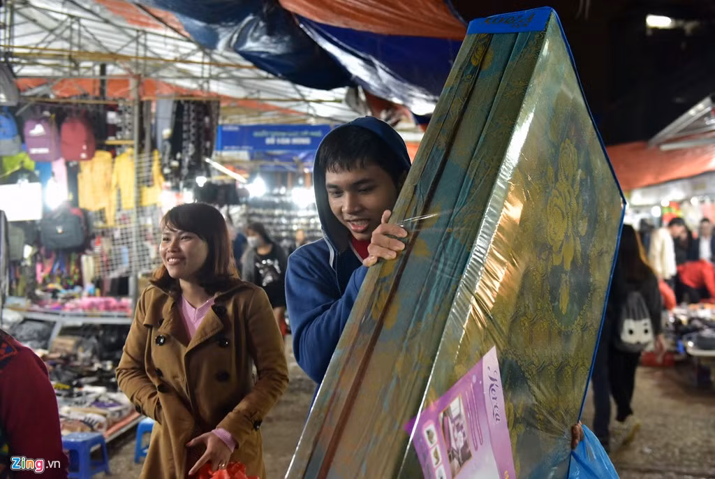 Chiếc đệm có giá 400.000 đồng được một sinh viên Đại học Công nghệ Giao thông Vận tải sắm sửa cho mùa đông. Cậu này cho biết bình thường phải nằm trên chiếc chiếu, vào mùa đông khá lạnh.