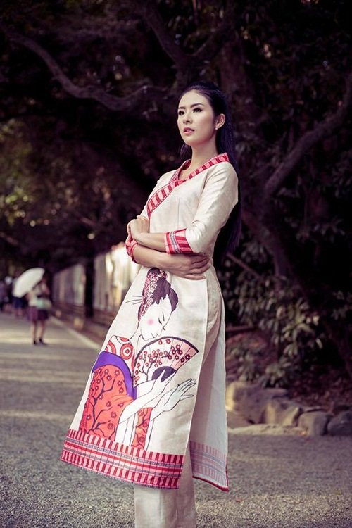 Goc khuat sau anh hao quang cua Hoa hau Ngoc Han-Hinh-2