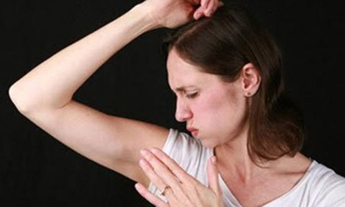 Mảng da thẫm màu ở nách là dấu hiệu bệnh tiểu đường.