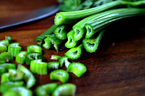 Cần tây. Đây cũng là loại rau chứa nitrat, sau khi hâm nóng lại, nitrat trở thành có hại cho sức khỏe của bạn. Cần tây chủ yếu được thêm vào trong súp và nếu bạn muốn hâm nóng súp, bạn có thể bỏ cần tây ra và sau đó mới hâm nóng súp.