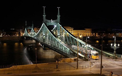 Cầu Tự do dài 333,6m bắc qua sông Danube ở Budapest, Hungary. (ảnh: Flickr).