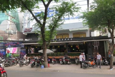 Nu sinh dien noi y rua mat khach uong ca phe-Hinh-7