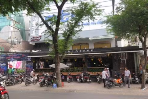 Nu sinh dien noi y rua mat khach uong ca phe-Hinh-7