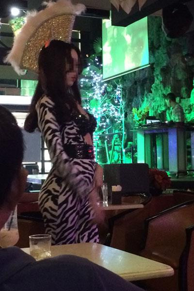 Nu sinh dien noi y rua mat khach uong ca phe-Hinh-5