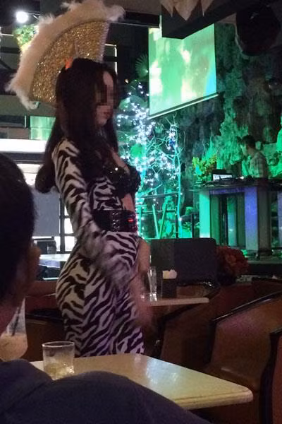 Nu sinh dien noi y rua mat khach uong ca phe-Hinh-5