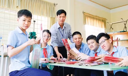 Thay giao ca doi di “xin xo” de lo cho hoc tro