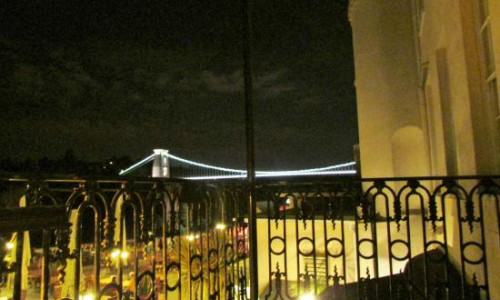 Ghe so bi mat cua vo xinh ngoai ban cong