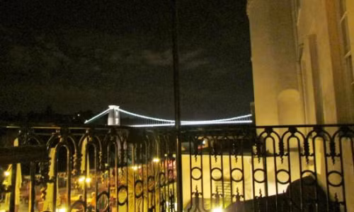 Ghê sợ bí mật của vợ xinh ngoài ban công Ghe so bi mat cua vo xinh ngoai ban cong