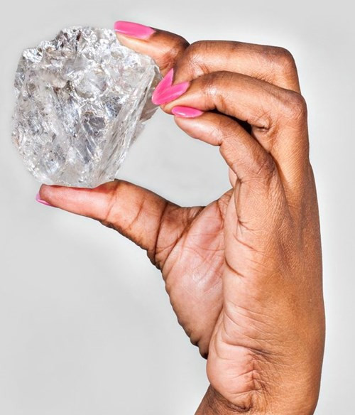 Với độ lớn tương đương một quả bóng tennis, “The Lesedi la Rona” đã vượt qua kích thước của tất cả những viên kim cương được tìm thấy trong suốt hơn 1 thế kỉ qua.