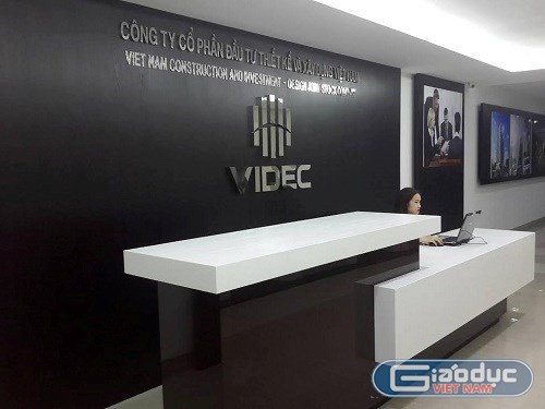 Tại mặt sàn tầng kỹ thuật số 2, cốt cao độ + 7.30 của tòa nhà A (đơn nguyên A), chủ đầu tư đã tự ý ngăn và chia nhỏ thành phòng làm việc, phục vụ nhu cầu của Chủ đầu tư.